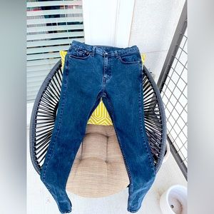 LEVI’S Size 32 x 32 dark wash blue jeans